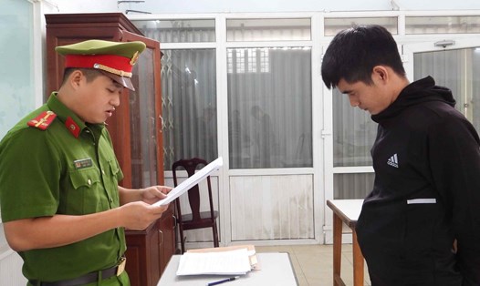 Cơ quan Cảnh sát điều tra Công an Thành phố Đà Nẵng tống đạt các quyết định đối với Lê Thanh Khoa. Ảnh: Bảo Ngọc