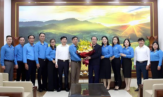 Lãnh đạo Tỉnh uỷ Yên Bái tặng hoa, chúc mừng Đoàn đại biểu tham dự Đại hội XIII Công đoàn Việt Nam. Ảnh: L.N