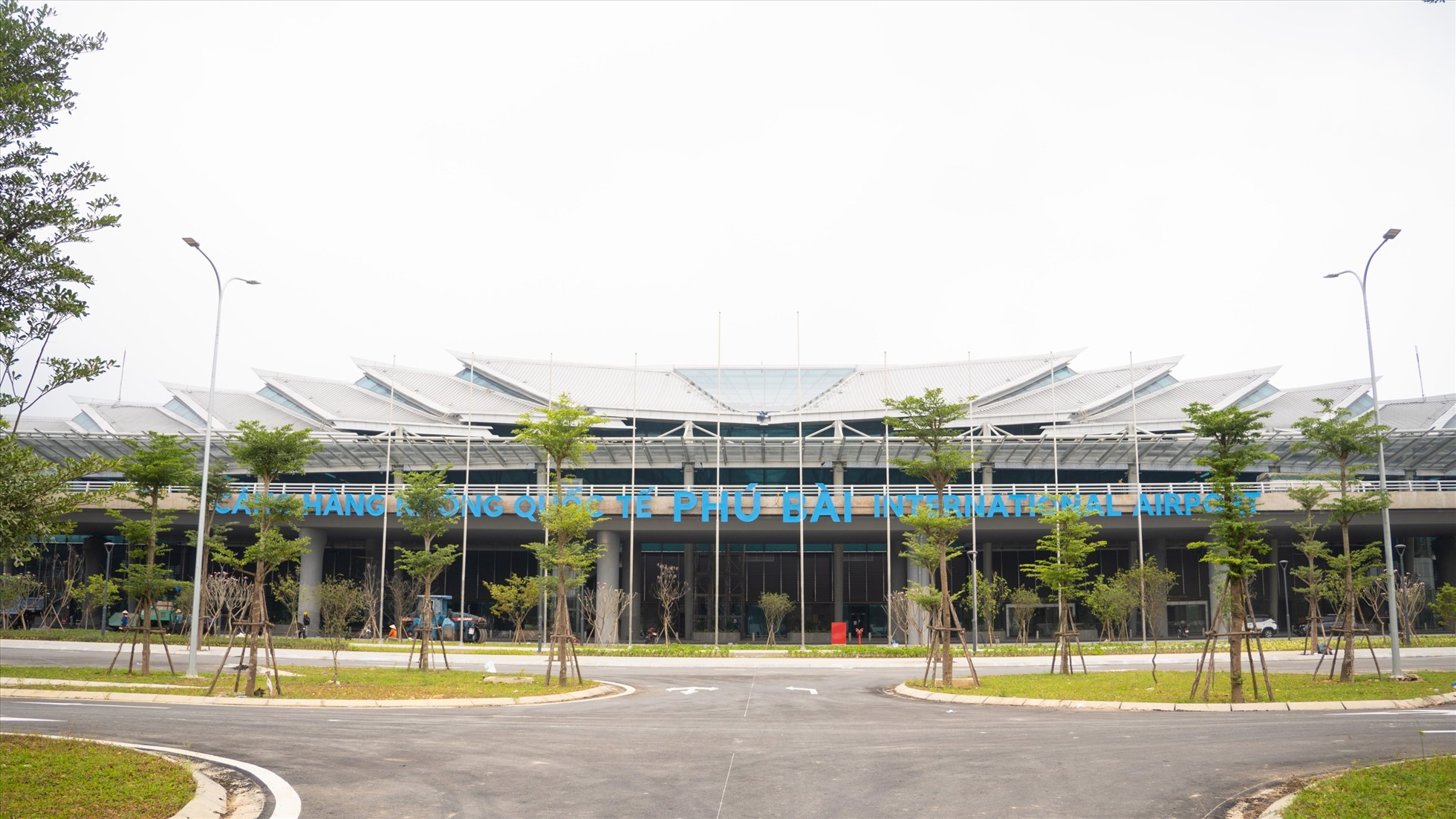 Cận cảnh máy bay cỡ lớn Airbus A321 hạ cánh xuống sân bay Điện Biên