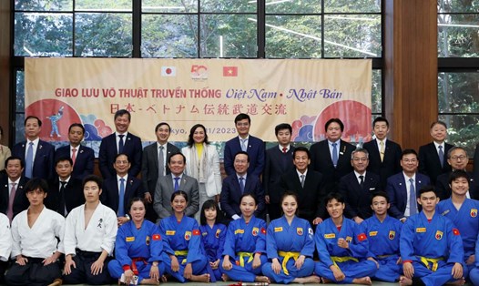 Chủ tịch nước Võ Văn Thưởng cùng các đại biểu và võ sĩ Việt Nam - Nhật Bản. Ảnh: TTXVN