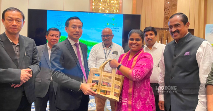 Ông Nguyễn Thanh Nhàn (hàng đầu, thứ hai từ trái qua) - Phó Chủ tịch UBND tỉnh Kiên Giang tặng quà sản phẩm OCOP tỉnh Kiên Giang cho đại diện chính quyền bang Kerala (Ấn Độ). Ảnh: Phà Ca