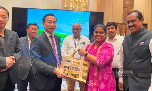 Ông Nguyễn Thanh Nhàn (hàng đầu, thứ hai từ trái qua) - Phó Chủ tịch UBND tỉnh Kiên Giang tặng quà sản phẩm OCOP tỉnh Kiên Giang cho đại diện chính quyền bang Kerala (Ấn Độ). Ảnh: Phà Ca