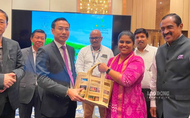 Ông Nguyễn Thanh Nhàn (hàng đầu, thứ hai từ trái qua) - Phó Chủ tịch UBND tỉnh Kiên Giang tặng quà sản phẩm OCOP tỉnh Kiên Giang cho đại diện chính quyền bang Kerala (Ấn Độ). Ảnh: Phà Ca