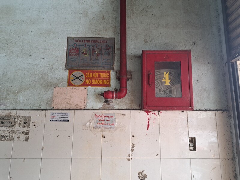 Hệ thống phòng cháy chữa cháy ở chợ đầu mối Hoà Cường không được đầu tư khiến nhiều tiểu thương e ngại. Ảnh: Nguyễn Linh