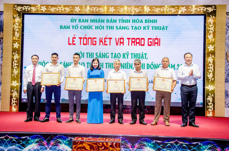 Chị Vũ Thị Sâm (thứ 4 từ trái qua) nhận giải tại hội thi Sáng tạo khoa học kỹ thuật tỉnh Hòa Bình năm 2023. Ảnh: NVCC 