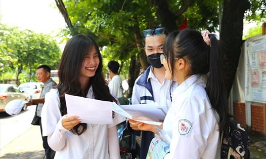 Học sinh vui mừng khi phương án 2+2 trở thành phương án thi tốt nghiệp THPT năm 2025. Ảnh: Minh Hà