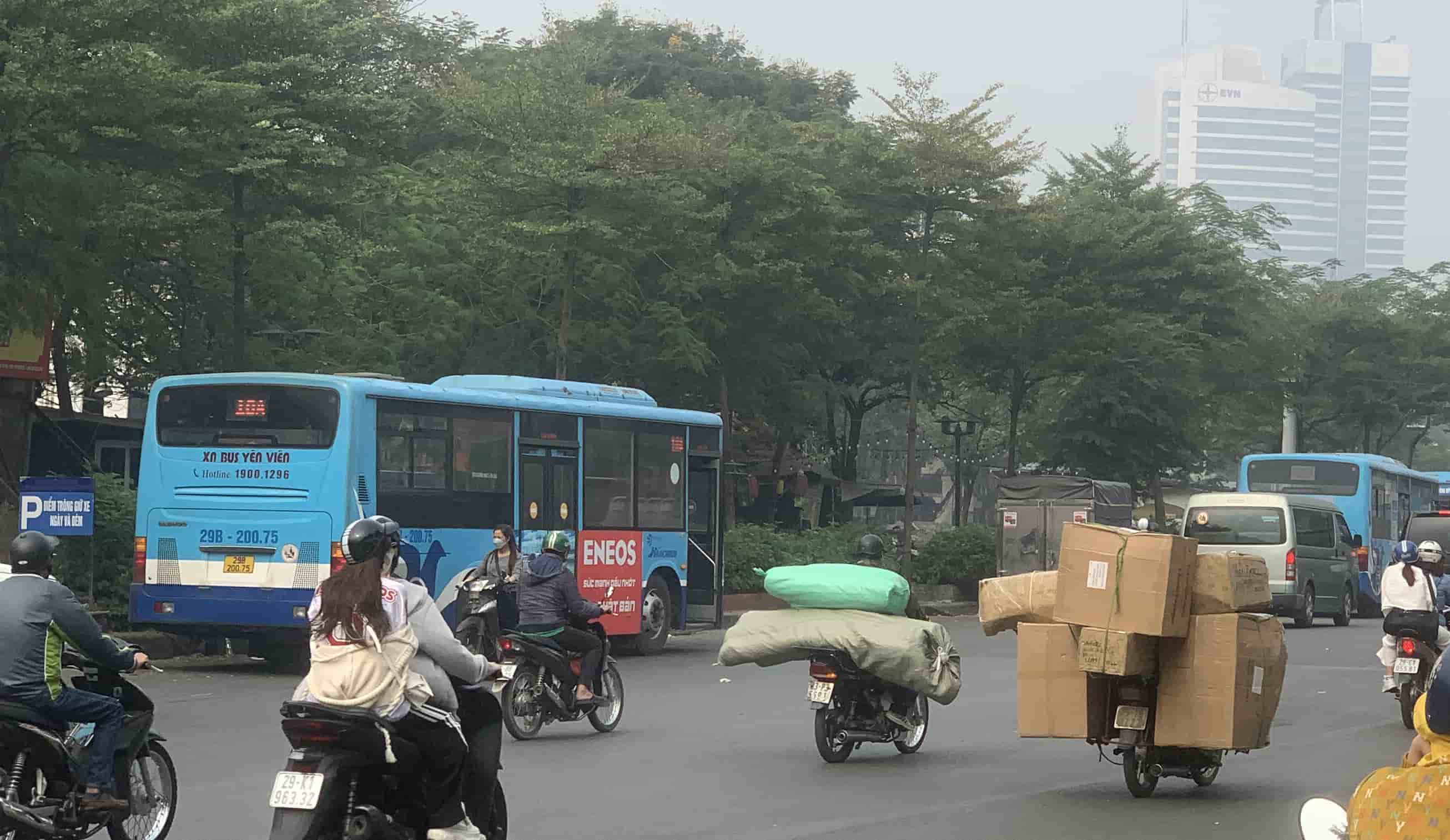 Nhiều phương tiện chở hàng hoá cồng kềnh, lấn chiếm đường đi, di chuyển với vận tốc cao tại đường Yên Phụ (Ba Đình, Hà Nội). Ảnh: Nhật Minh