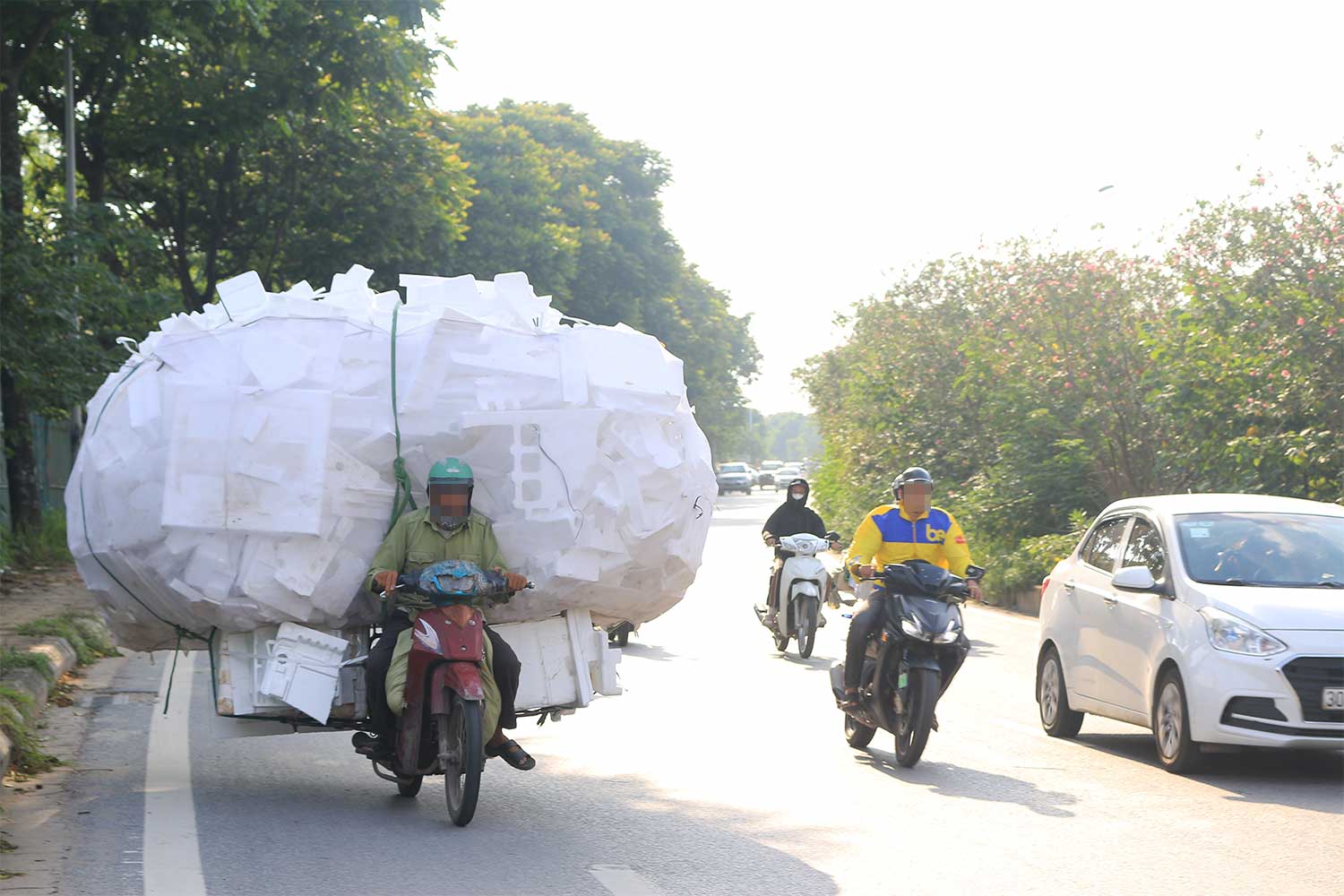 Nhiều phương tiện chở hàng hoá quá quy định cho phép bất chấp nguy hiểm tại Hà Nội. Ảnh: Nhật Minh