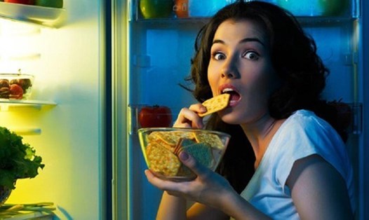 Cảm giác thèm ăn hoặc đói sau một bữa ăn thịnh soạn vào buổi tối có thể báo hiệu cơ thể đang thiếu hụt chất dinh dưỡng. Ảnh: AI - Lê Tuyết