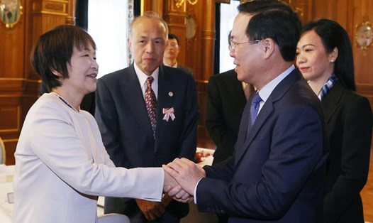 Chủ tịch nước Võ Văn Thưởng và Phu nhân gặp gỡ đại diện gia đình Nhật Bản đã từng đón tiếp thanh niên Việt Nam. Ảnh: TTXVN