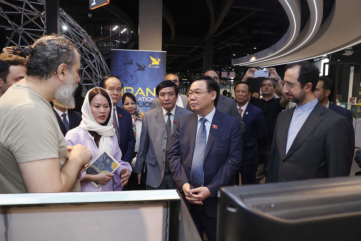 Chủ tịch Quốc hội Vương Đình Huệ thăm Trung tâm Công nghệ và Đổi mới sáng tạo Iran (IHIT). Ảnh: Phạm Đông