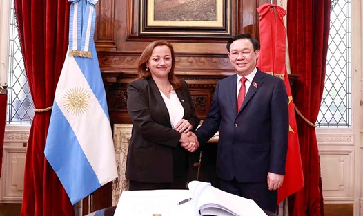 Chủ tịch Quốc hội Vương Đình Huệ và Chủ tịch Hạ viện Cộng hòa Argentina Cecilia. Ảnh: VPQH