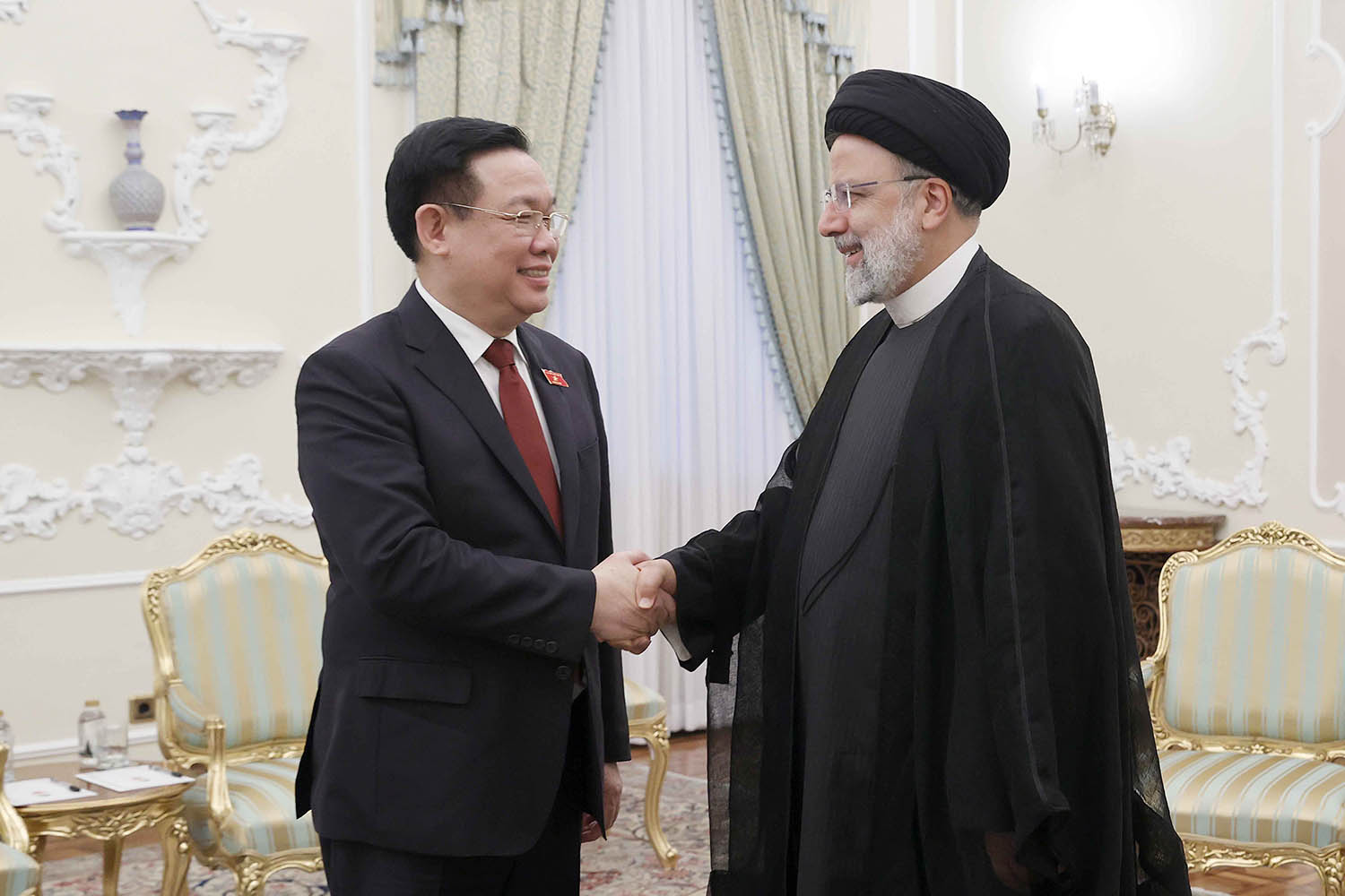 Chủ tịch Quốc hội Vương Đình Huệ hội kiến Tổng thống Iran Ebrahim Raisi. Ảnh: VPQH