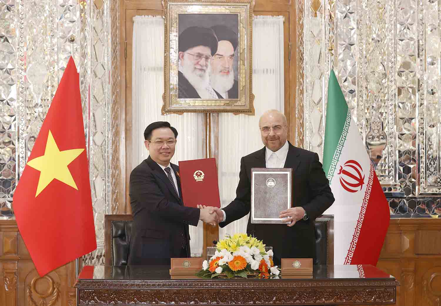 Chủ tịch Quốc hội Vương Đình Huệ và Chủ tịch Quốc hội Iran Mohammad Bagher Ghalibaf ký Bản ghi nhớ về hợp tác giữa hai Quốc hội. Ảnh: VPQH