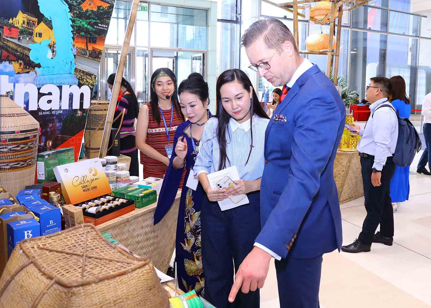 Nhiều đại biểu quốc tế bày tỏ sự hào hứng trước những gian hàng đặc sắc của Việt Nam. Ảnh: VPQH