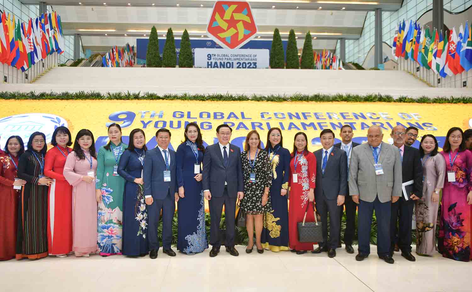 Chủ tịch Quốc hội Vương Đình Huệ cùng các đại biểu dự Hội nghị Nghị sĩ trẻ toàn cầu lần thứ 9. Ảnh: VPQH  