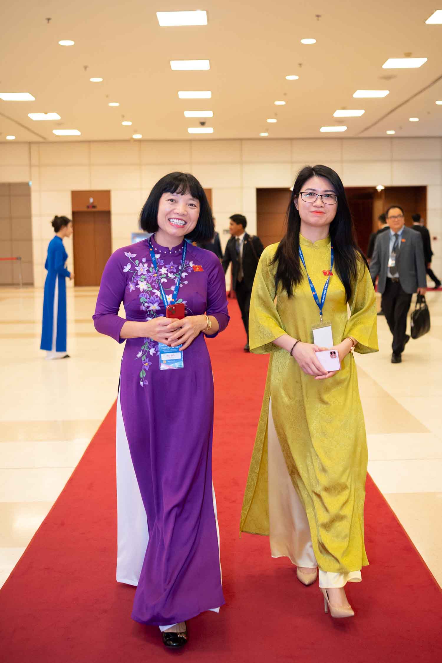 Đại biểu Quốc hội Nguyễn Thị Việt Nga - Phó Trưởng Đoàn chuyên trách Đoàn ĐBQH tỉnh Hải Dương (bên trái) tại hội nghị. Ảnh: VPQH 