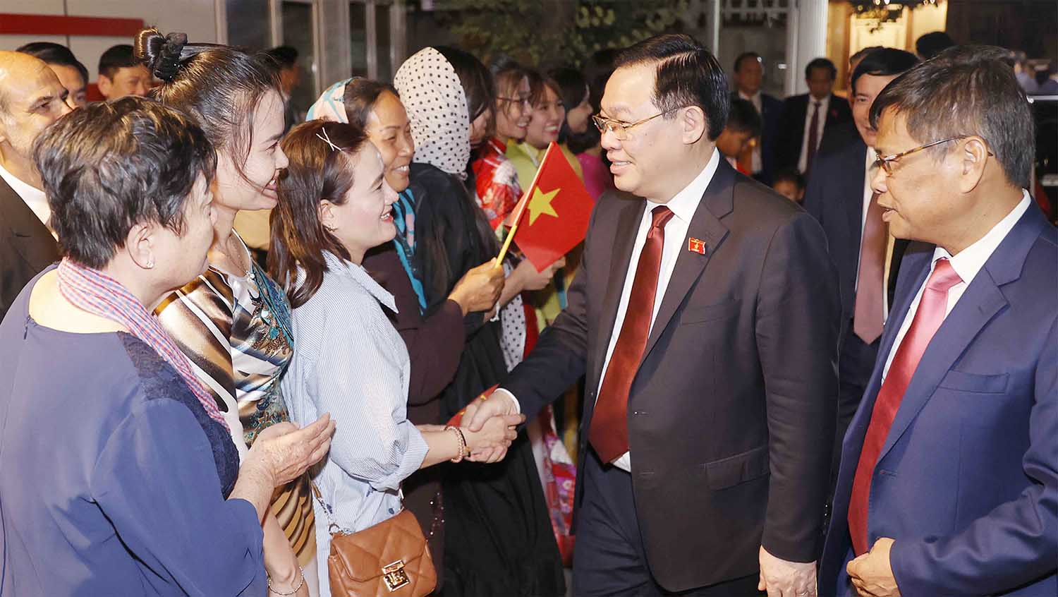 Chủ tịch Quốc hội Vương Đình Huệ với cán bộ, nhân viên Đại sứ quán và đại diện cộng đồng người Việt Nam tại Iran. Ảnh: VPQH