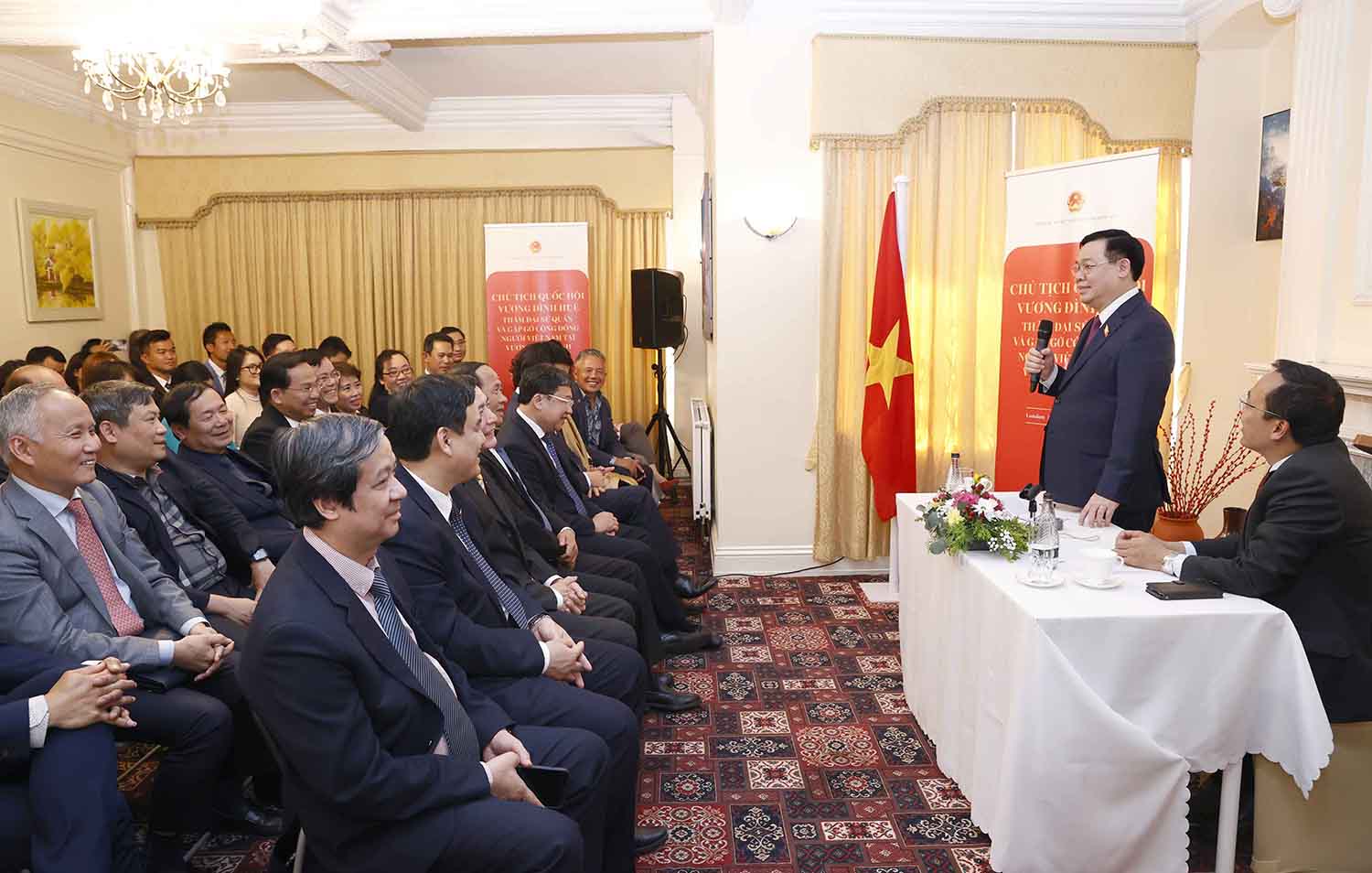 Chủ tịch Quốc hội gặp gỡ cộng đồng người Việt Nam tại Vương quốc Anh nhân chuyến thăm chính thức Liên hiệp Vương quốc Anh và Bắc Ireland vào tháng 6.2022. Ảnh: VPQH