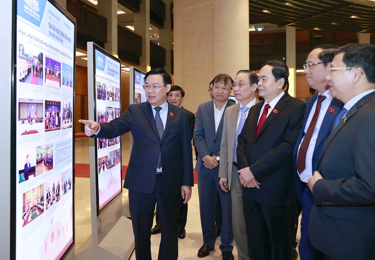 Chủ tịch Quốc hội Vương Đình Huệ và đại biểu tham quan Triển lãm ảnh dấu ấn hoạt động đối ngoại của Quốc hội Việt Nam tại Hội nghị triển khai công tác đối ngoại của Quốc hội năm 2023. Ảnh: VPQH