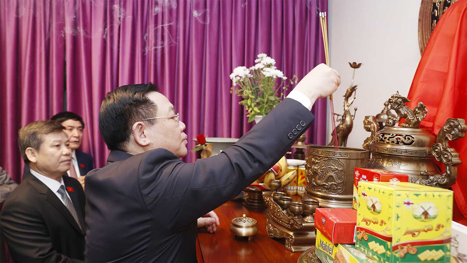 Chủ tịch Quốc hội Vương Đình Huệ khai trương phòng thờ Bác Hồ tại Đại sứ quán Việt Nam ở Thủ đô Tehran. Ảnh: VPQH
