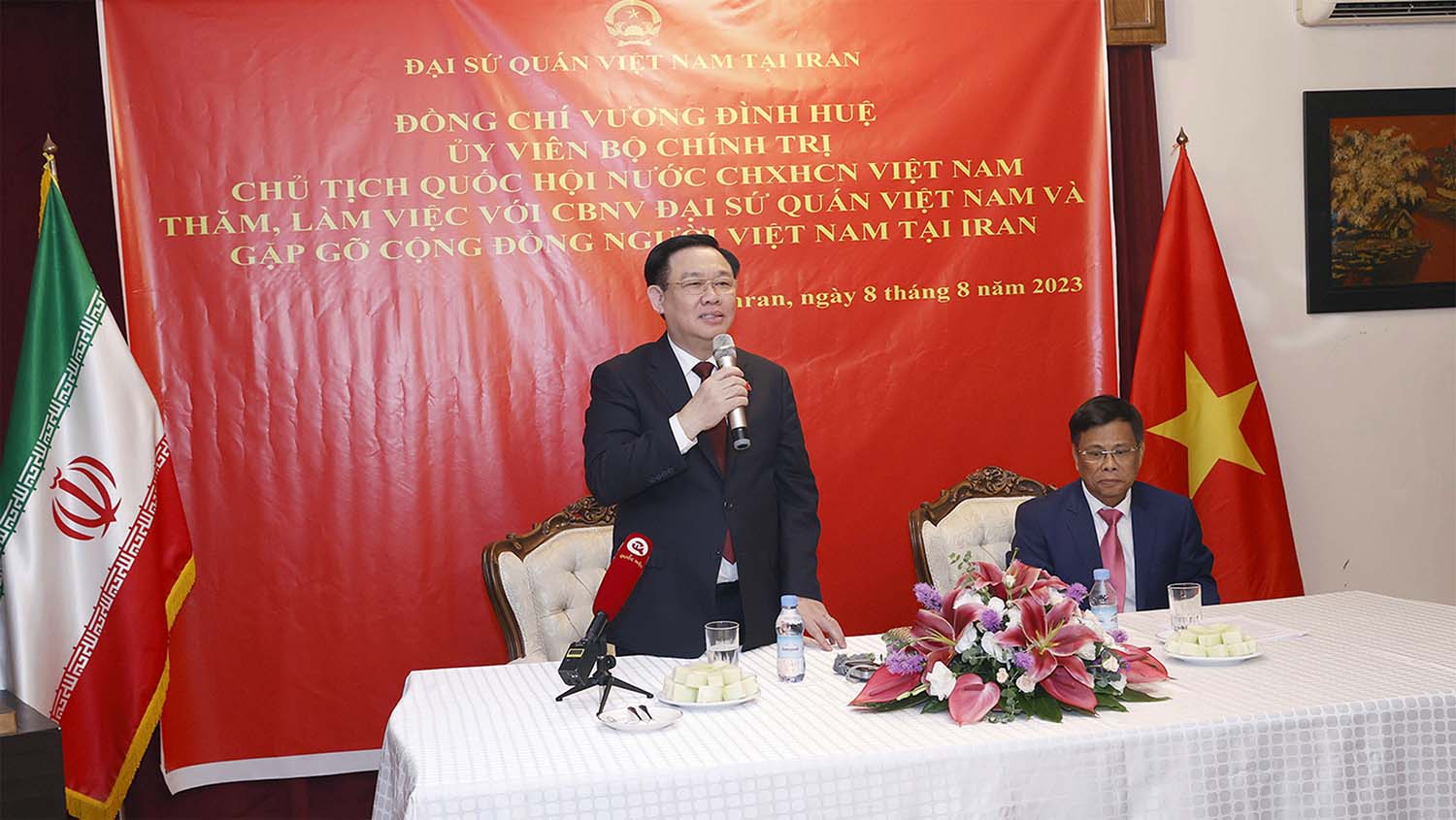 Chủ tịch Quốc hội Vương Đình Huệ phát biểu, trao đổi với cộng đồng người Việt Nam tại Iran. Ảnh: VPQH