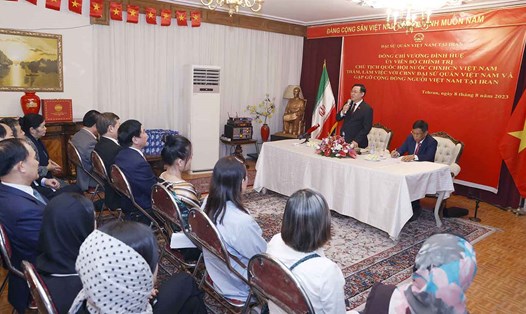 Chủ tịch Quốc hội Vương Đình Huệ phát biểu, trao đổi với cộng đồng người Việt Nam tại Iran. Ảnh: Quốc hội