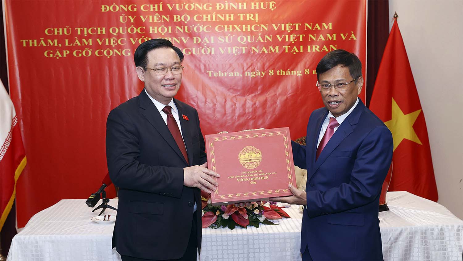 Chủ tịch Quốc hội Vương Đình Huệ tặng quà lưu niệm cho cán bộ, nhân viên Đại sứ quán và đại diện cộng đồng người Việt Nam tại Iran. Ảnh: VPQH