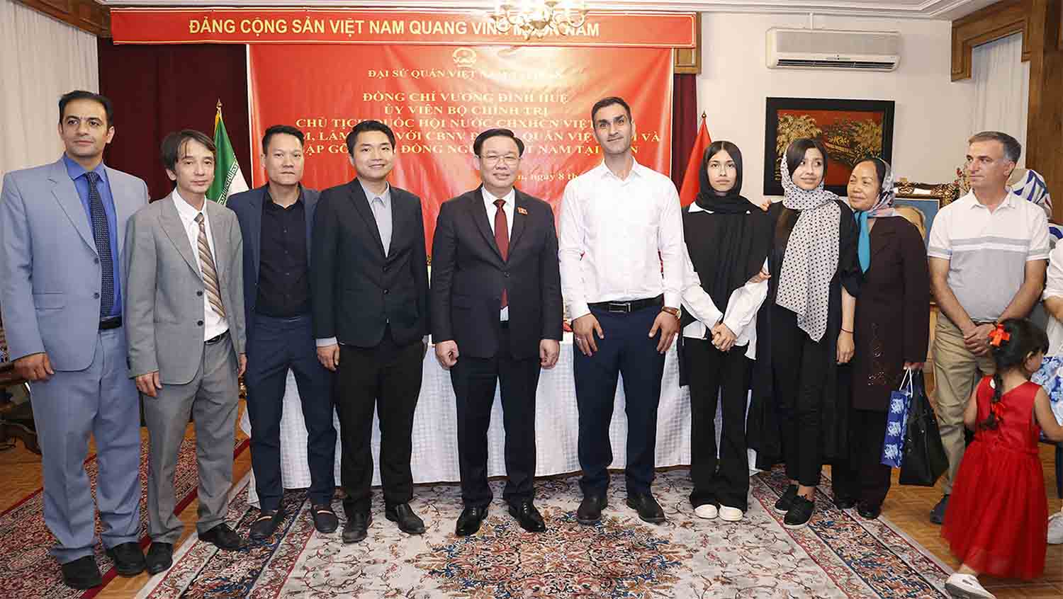 Chủ tịch Quốc hội Vương Đình Huệ với đại diện cộng đồng người Việt Nam tại Iran. Ảnh: VPQH