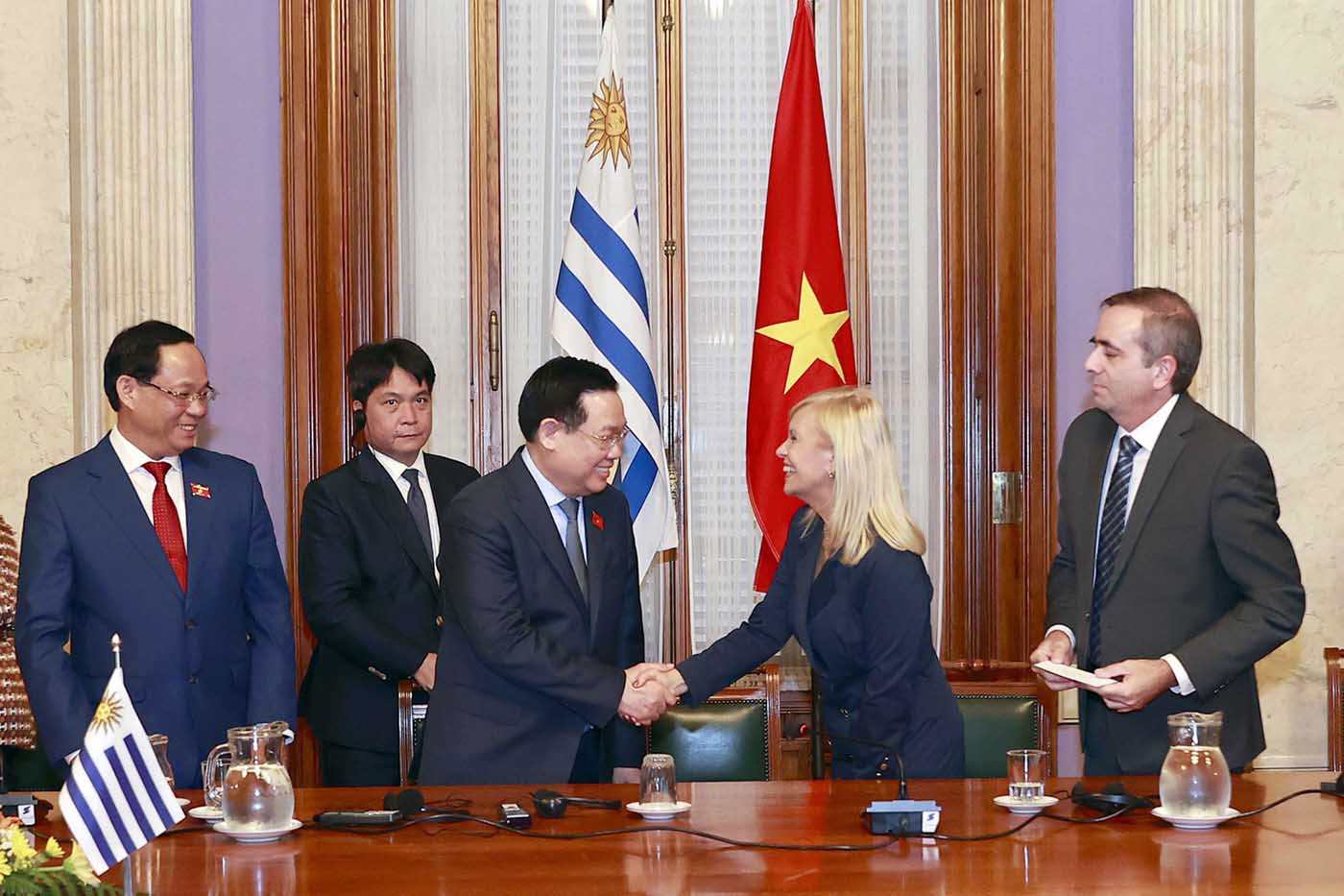 Chủ tịch Quốc hội Vương Đình Huệ và Chủ tịch Thượng viện Uruguay Beatriz Argimon tại Lễ ký thỏa thuận hợp tác giữa Quốc hội Việt Nam với Thượng viện và Hạ viện Uruguay, ngày 27.4.2023. Ảnh: VPQH