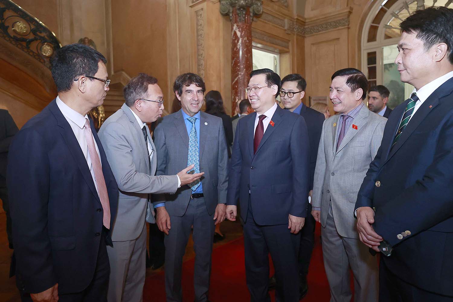 Chủ tịch Quốc hội Vương Đình Huệ trao đổi với các đại biểu dự sự kiện kỷ niệm “50 năm quan hệ Việt Nam - Argentina: Hiện tại và tương lai”. Ảnh: Quốc hội