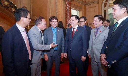 Chủ tịch Quốc hội Vương Đình Huệ trao đổi với các đại biểu dự sự kiện kỷ niệm “50 năm quan hệ Việt Nam - Argentina: Hiện tại và tương lai”. Ảnh: Quốc hội