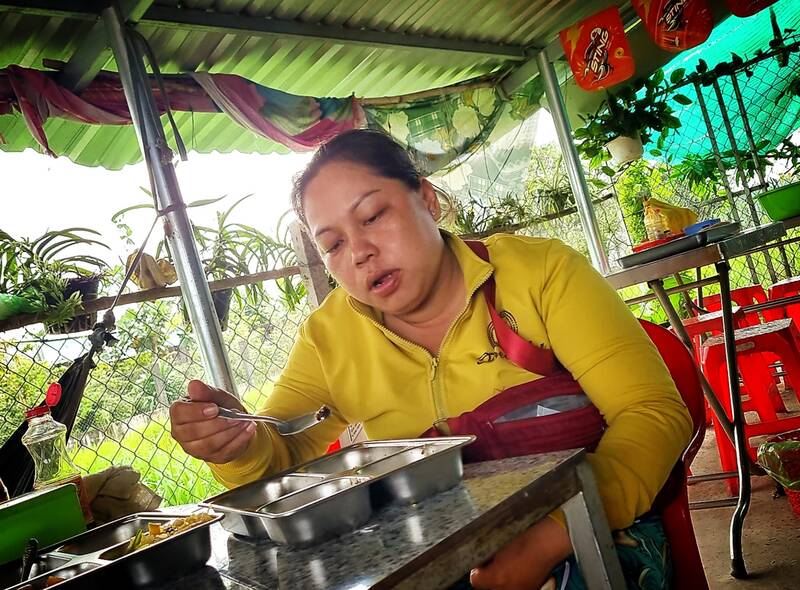 Nhờ có phần cơm chay miễn phí từ quán chay Tùy Tâm ở huyện Mang Thít, nhiều người có hoàn cảnh khó khăn được những bữa cơm no lòng. Ảnh: Hoàng Lộc