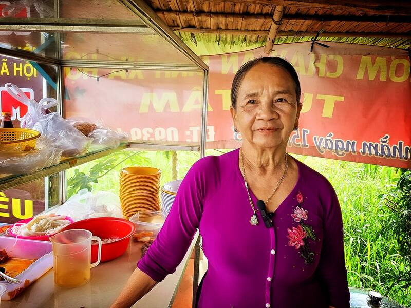 Người phụ nữ gần 70 tuổi, mỗi ngày trao gần 1.000 suất cơm chay miễn phí  đến những hoàn cảnh khó khăn. Ảnh: Hoàng Lộc