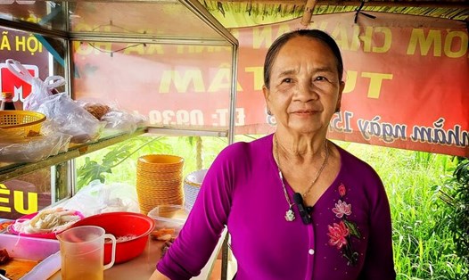 Người phụ nữ gần 70 tuổi, mỗi ngày trao gần 1.000 suất cơm chay miễn phí  đến những hoàn cảnh khó khăn. Ảnh: Hoàng Lộc
