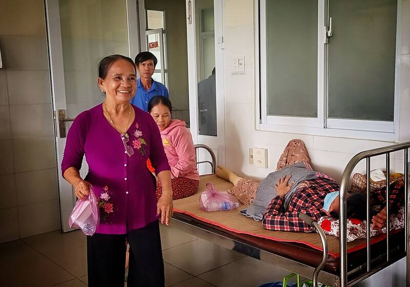Bà mang từng phần cơm đến tặng người bệnh tại Bệnh viên đa khoa huyện Mang Thít, tỉnh Vĩnh Long. Ảnh: Hoàng Lộc