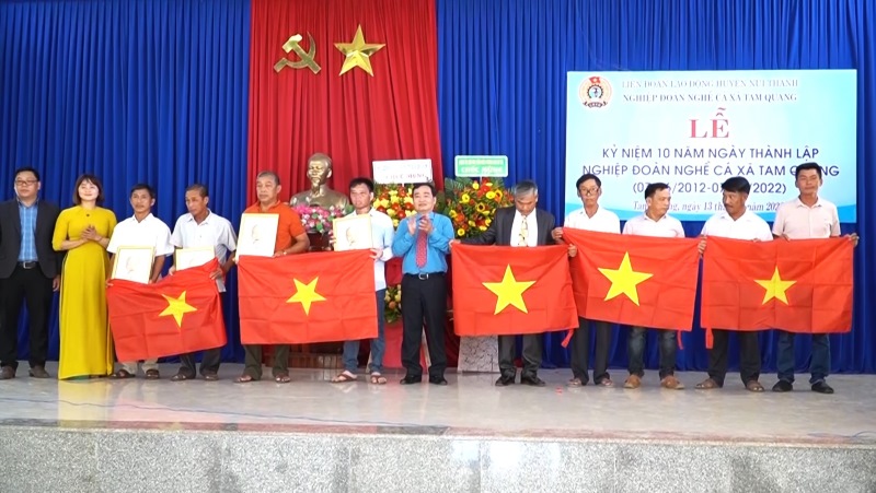 LĐLĐ Quảng Nam trao tặng cờ Tổ quốc cho ngư dân nghiệp đoàn nghề cá xã Tam Giang. Ảnh: Hoàng Bin.