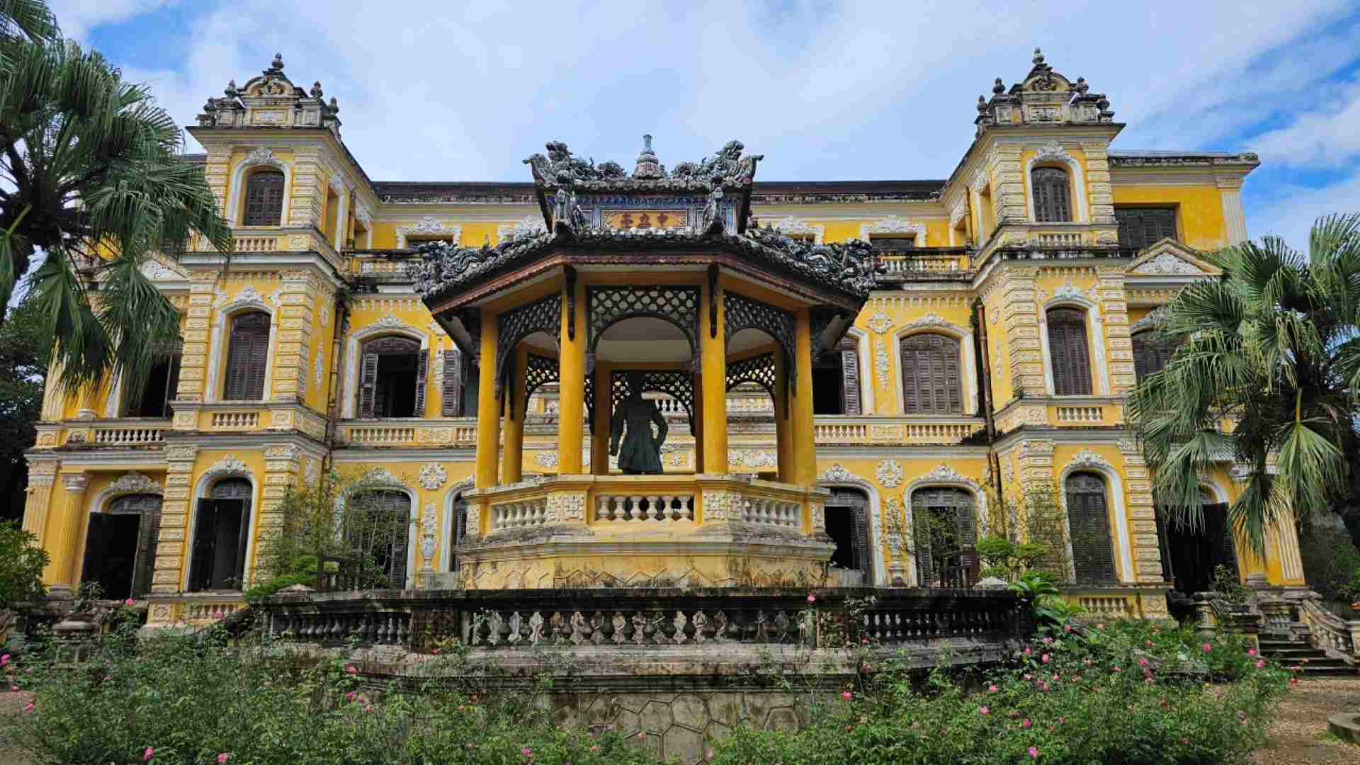 Tọa lạc tại số 97 đường Phan Đình Phùng (phường Phú Nhuận, TP. Huế), cung An Định là một công trình kiến trúc nghệ thuật tiêu biểu của triều Nguyễn, mang trong mình nét đẹp của lối kiến trúc Á - Âu vô cùng sang trọng, bề thế.