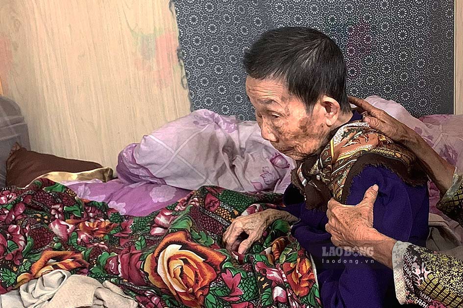 Cụ Nguyễn Thị Cơ (122 tuổi, thôn Phạm Khê, xã Cao Thắng, huyện Thanh Miện, tỉnh Hải Dương)