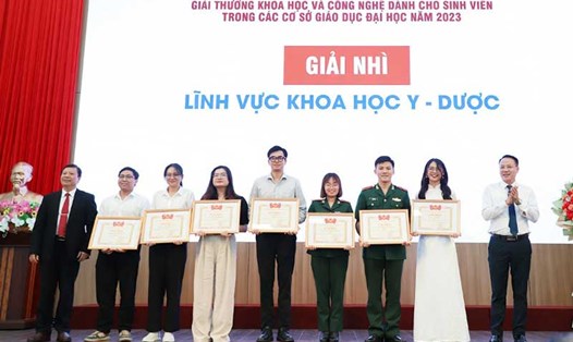 Võ Văn Hòa (đứng thứ 2 từ trái qua) nhận giải Nhì tại Lễ Tổng kết và trao Giải thưởng Sinh viên Nghiên cứu Khoa học cấp Bộ 2023. Ảnh Đại học Duy Tân cung cấp