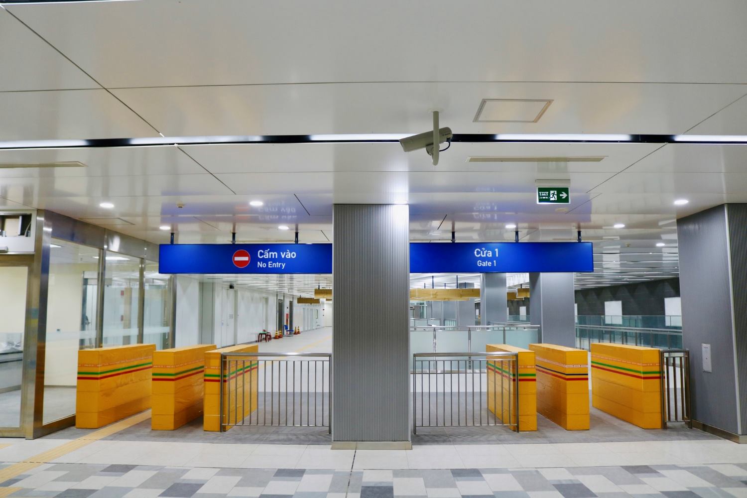 Tầng một của ga Ba Son rộng hơn 8.000 m2 gồm sảnh đợi, máy bán vé, cổng thu phí tự động, phòng hướng dẫn thông tin,...