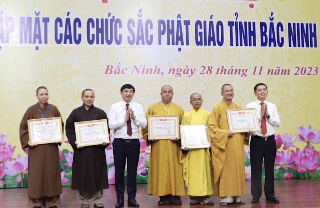 Các tập thể được nhận Bằng khen của Chủ tịch UBND tỉnh Bắc Ninh. Ảnh: Anh Vũ