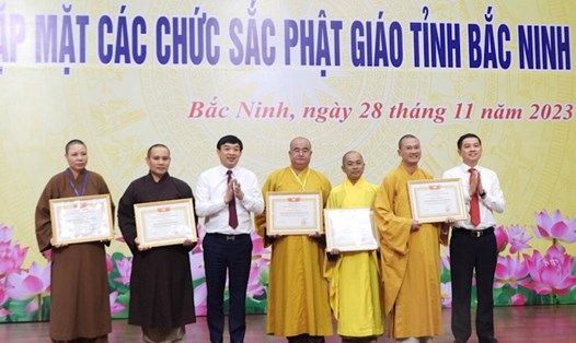Các tập thể được nhận Bằng khen của Chủ tịch UBND tỉnh Bắc Ninh. Ảnh: Anh Vũ