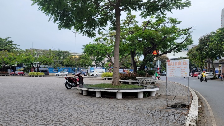 Bãi giữ xe của công viên Lưu Hữu Phước cách đó không xa nhưng người dân vẫn không đỗ vì lấy lý do “đậu một chút rồi đi“. Ảnh: Hàn Lâm. 