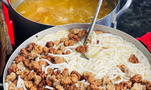 Tô bánh canh 8.000 đồng ấm lòng thực khách mỗi buổi. Ảnh: Khánh Hoà