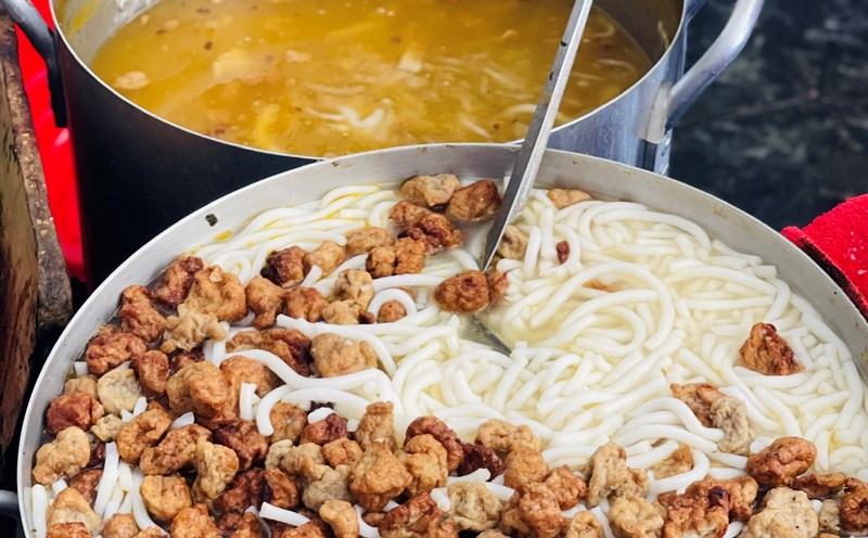 Tô bánh canh 8.000 đồng ấm lòng thực khách mỗi buổi. Ảnh: Khánh Hoà