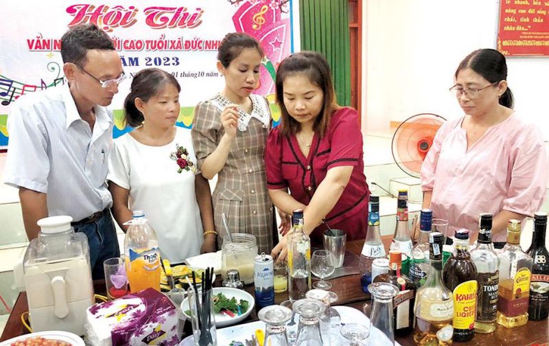 Học viên thực hành pha chế đồ uống tại lớp dạy nghề ở Quảng Ngãi. Ảnh: Thảo Sương