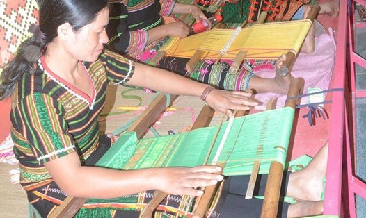 Đào tạo nghề dệt thổ cẩm giúp người dân có công ăn việc làm. Ảnh: Thế Lâm
