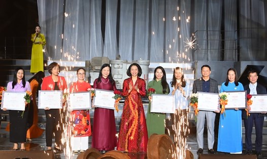 UBND Thành phố Hà Nội vinh danh nhiều tổ chức, cá nhân góp phần tạo nên thành công của Lễ hội. Ảnh: VPB