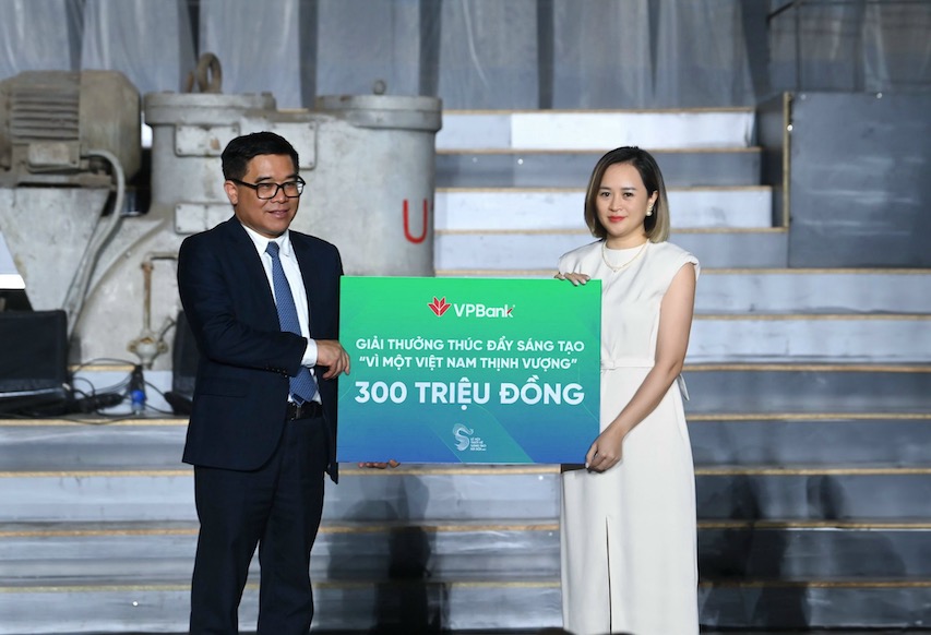 Đại diện VPBank trao tặng giải thưởng Thúc Đẩy Sáng tạo Vì Một Việt Nam Thịnh Vượng trị giá 300 triệu cho Ban tổ chức Lễ hội Thiết Kế Sáng Tạo 2023  